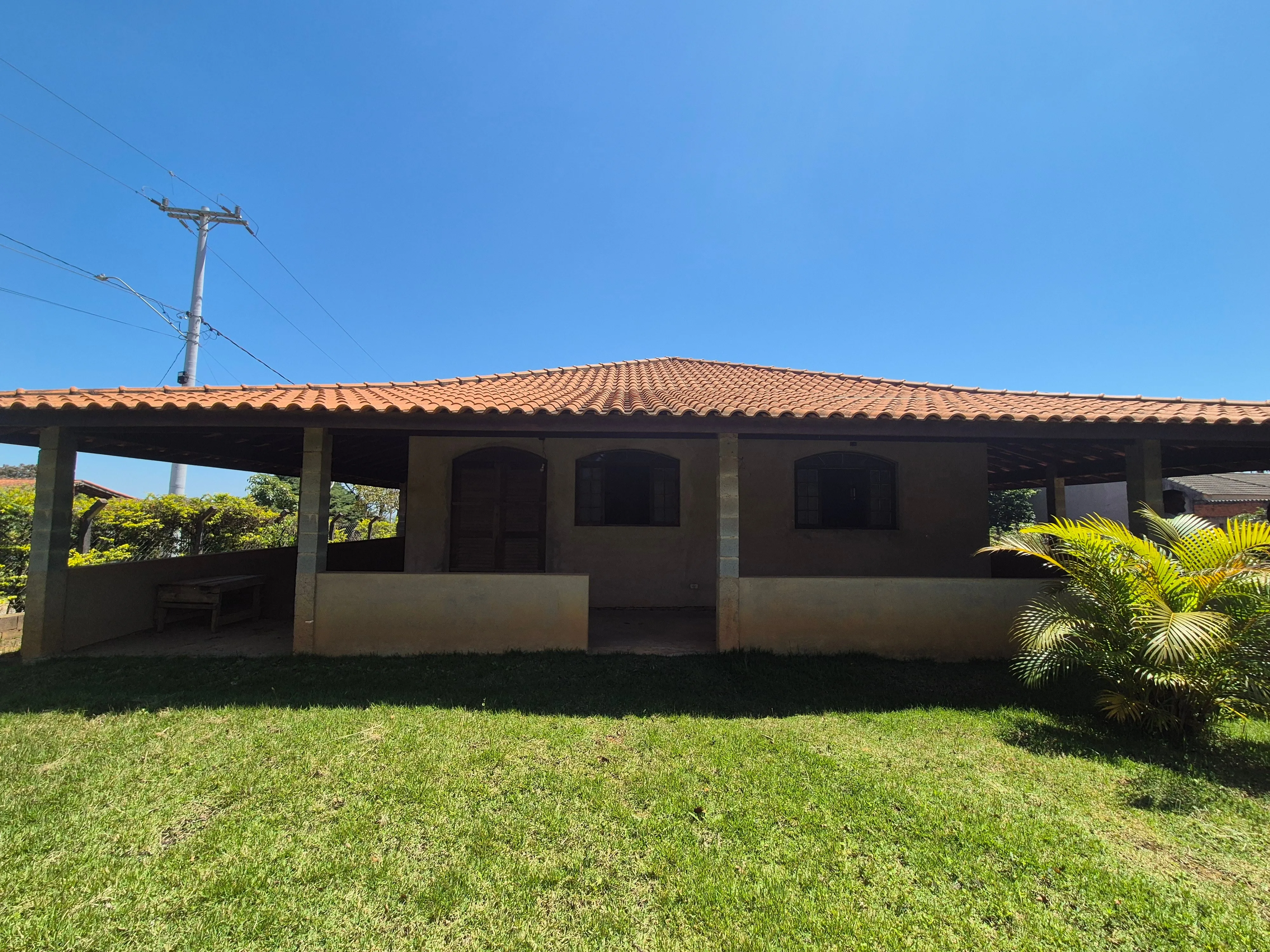 Imagem Chácara de esquina | Condomínio Arco-Íris - Salto de Pirapora | 2.000 m² de terreno | 230 m² de área construída | 3 dormitórios, sendo 1 suíte | Campo