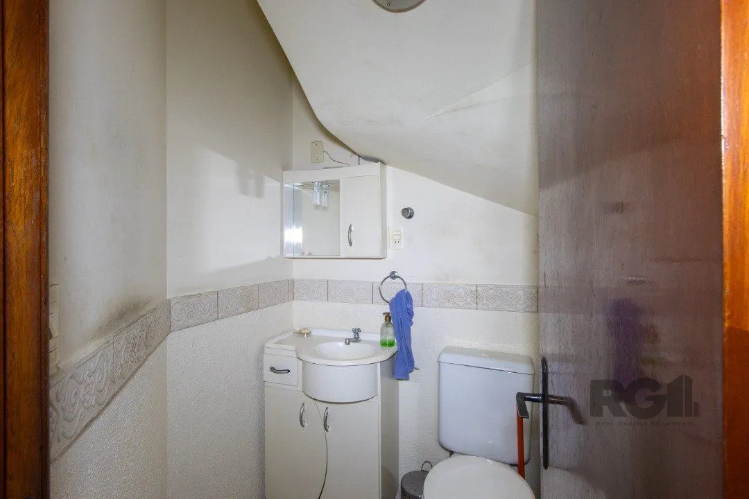 Imagem Casa em Condomínio na Zona Sul, no bairro Hípica, com 2 dormitórios, living para dois ambientes, cozinha mobiliada, lavabo