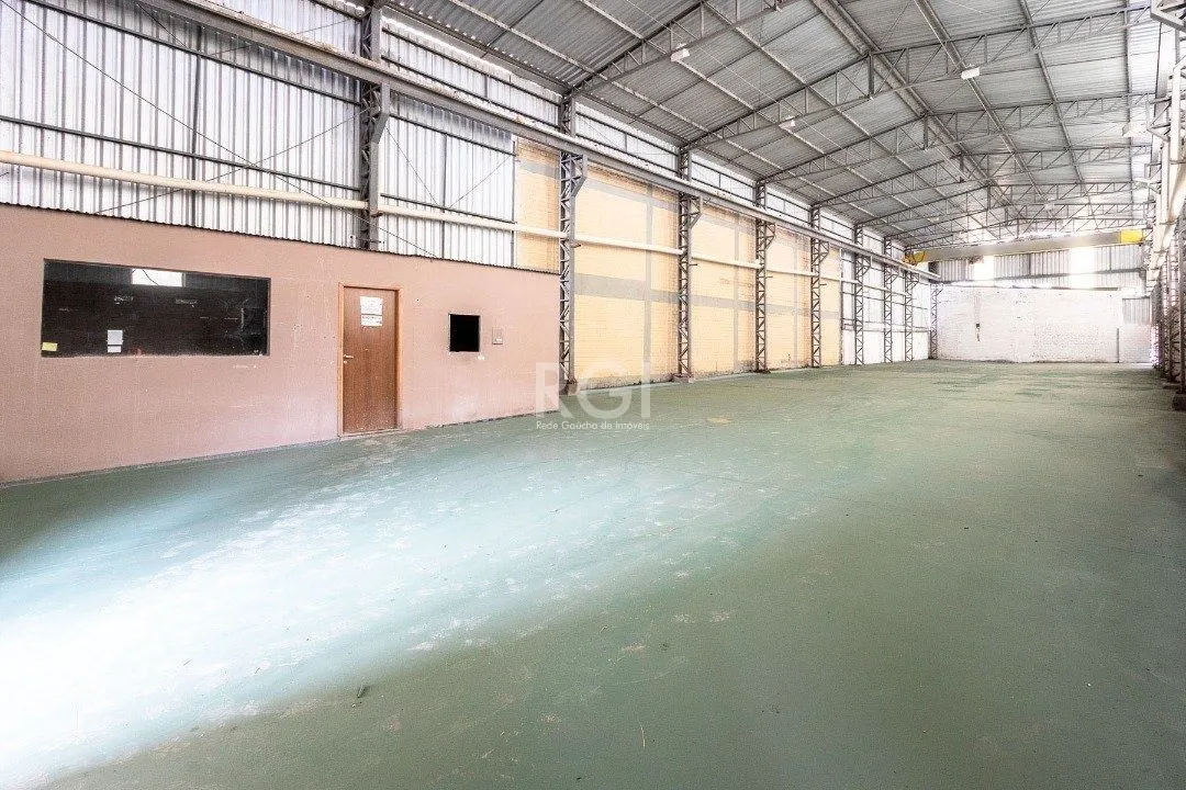 Imagem Pavilhão com área construída de cerca de 900m²