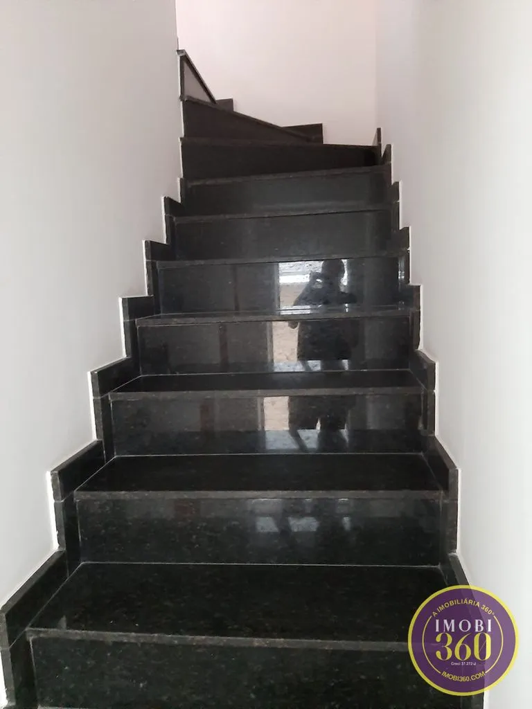 Imagem Casa em Condomínio Fechado com 02 Suítes com 02 vagas de garagem na Vila RéRé