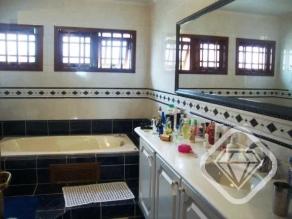 Imagem Casa individual com 4 dormitórios, sendo 1 suíte, e 3 vagas de garagem, no bairro Tristeza.

A Bri...