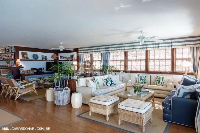 Imagem Imóvel de luxo em condomínio à beira-mar em Búzios-RJ: 5 quartos, 5 suítes, 8 banheiros, 3 vagas, 650m² de área. Venha conferir!