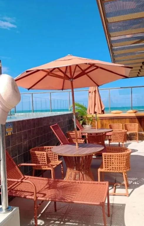Imagem Flat pé na areia em Ponta de Campina, mobiliado, andar alto, vista para o mar, piscina panorâmica e lazer completo.