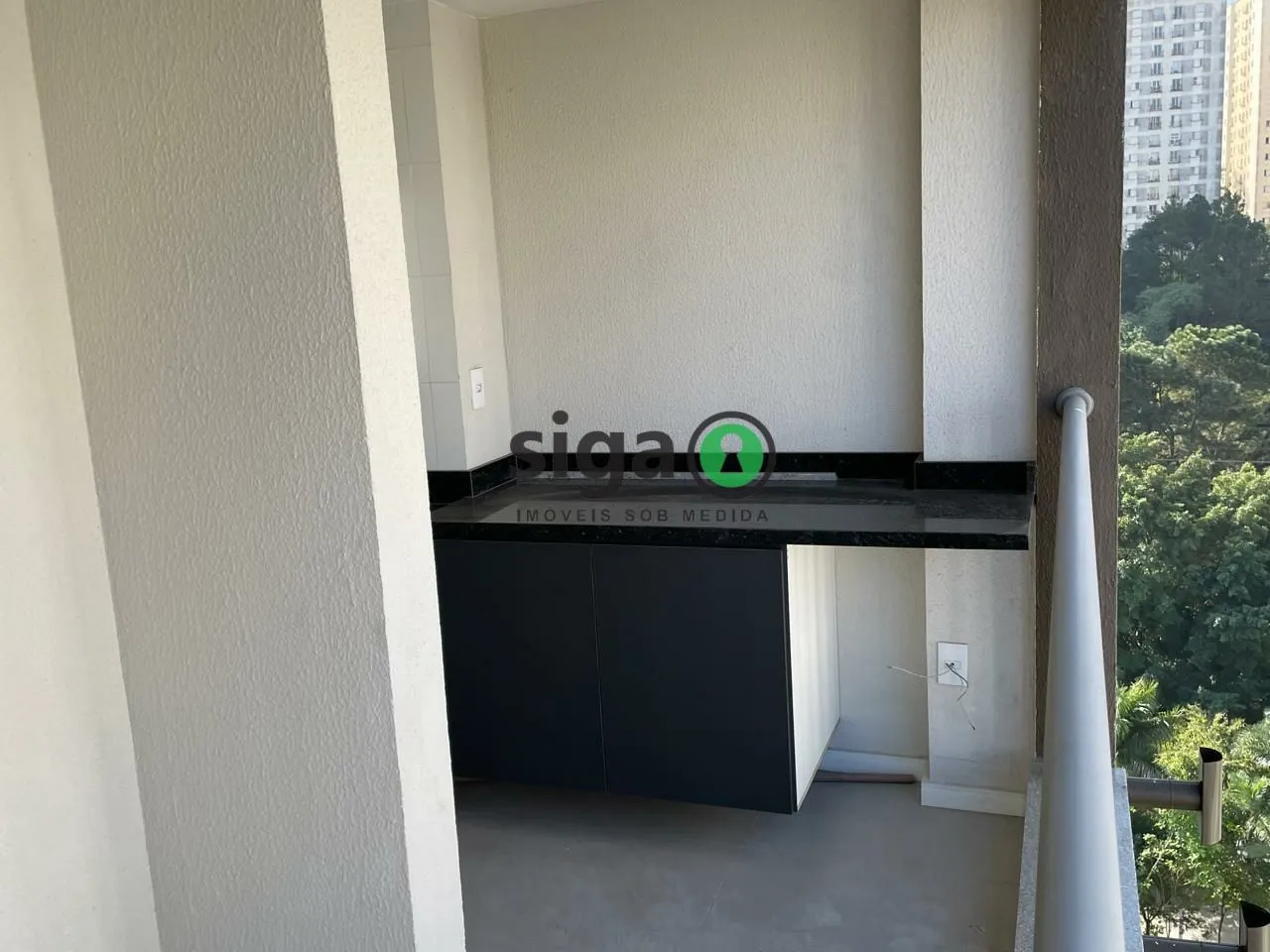 Imagem Apartamento mobiliado com uma vaga de garagem ao lado da linha lilás