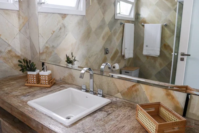 Imagem Casa reformada, mobiliada e decorada na Av Buzios em Jurere Internacional. Localizada em frente ao H...