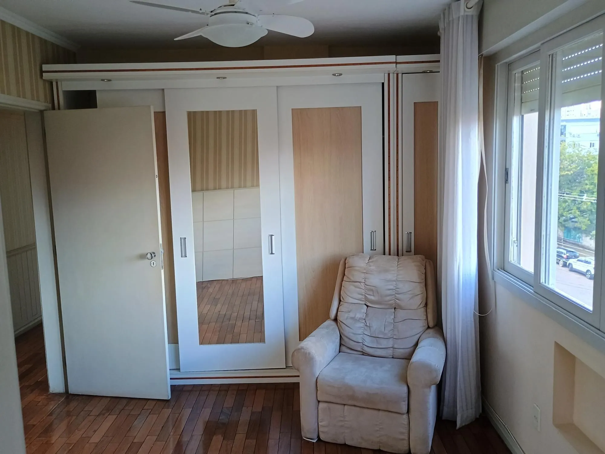 Imagem Apartamento com 03 quartos e 01 vaga à Venda no Bairro Rio Branco, Porto Alegre