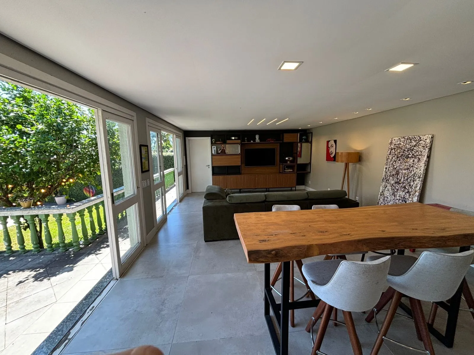 Imagem Casa 4 dormitórios, 1 suíte, 03 vagas, Bairro Três Figueiras, Porto Alegre.
