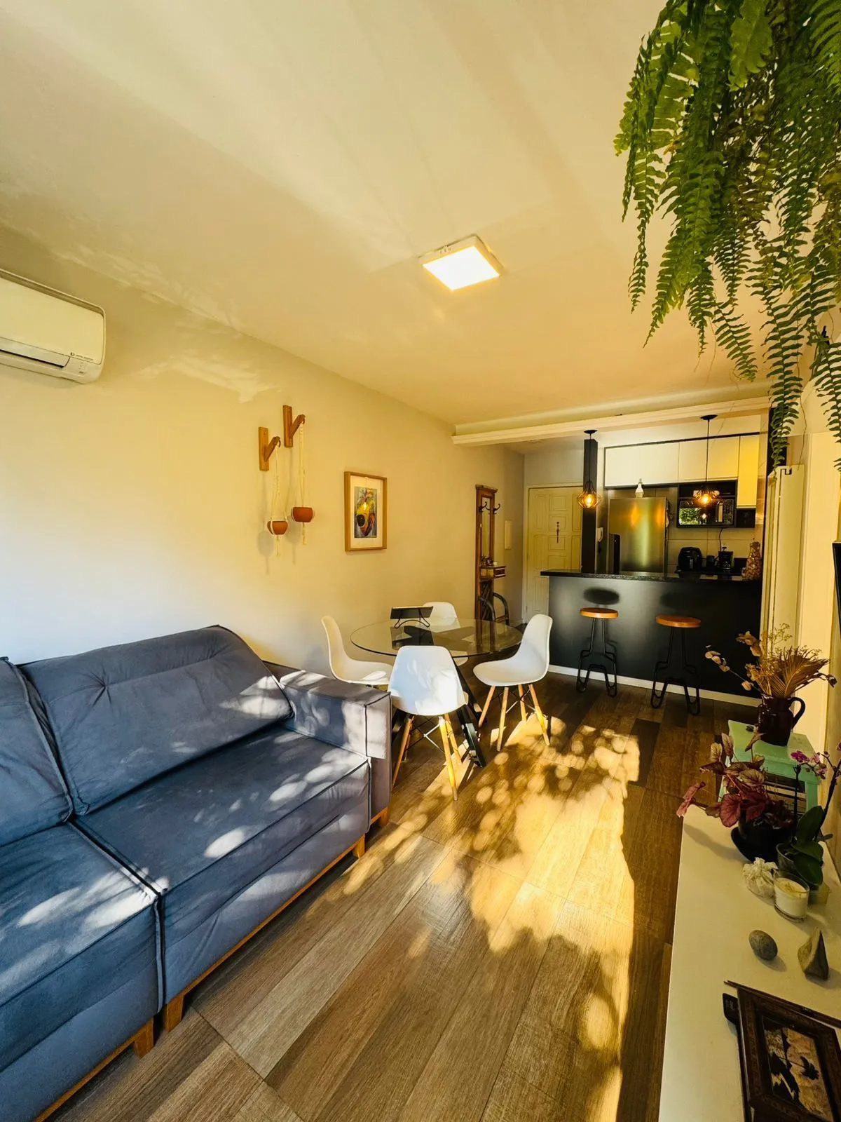 Imagem Apartamento Reformado, Ensolarado e a Poucos Passos da Redenção