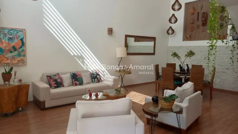 Imagem Esta casa em condomínio oferece uma área total de 480 metros quadrados, proporcionando um espaço ...