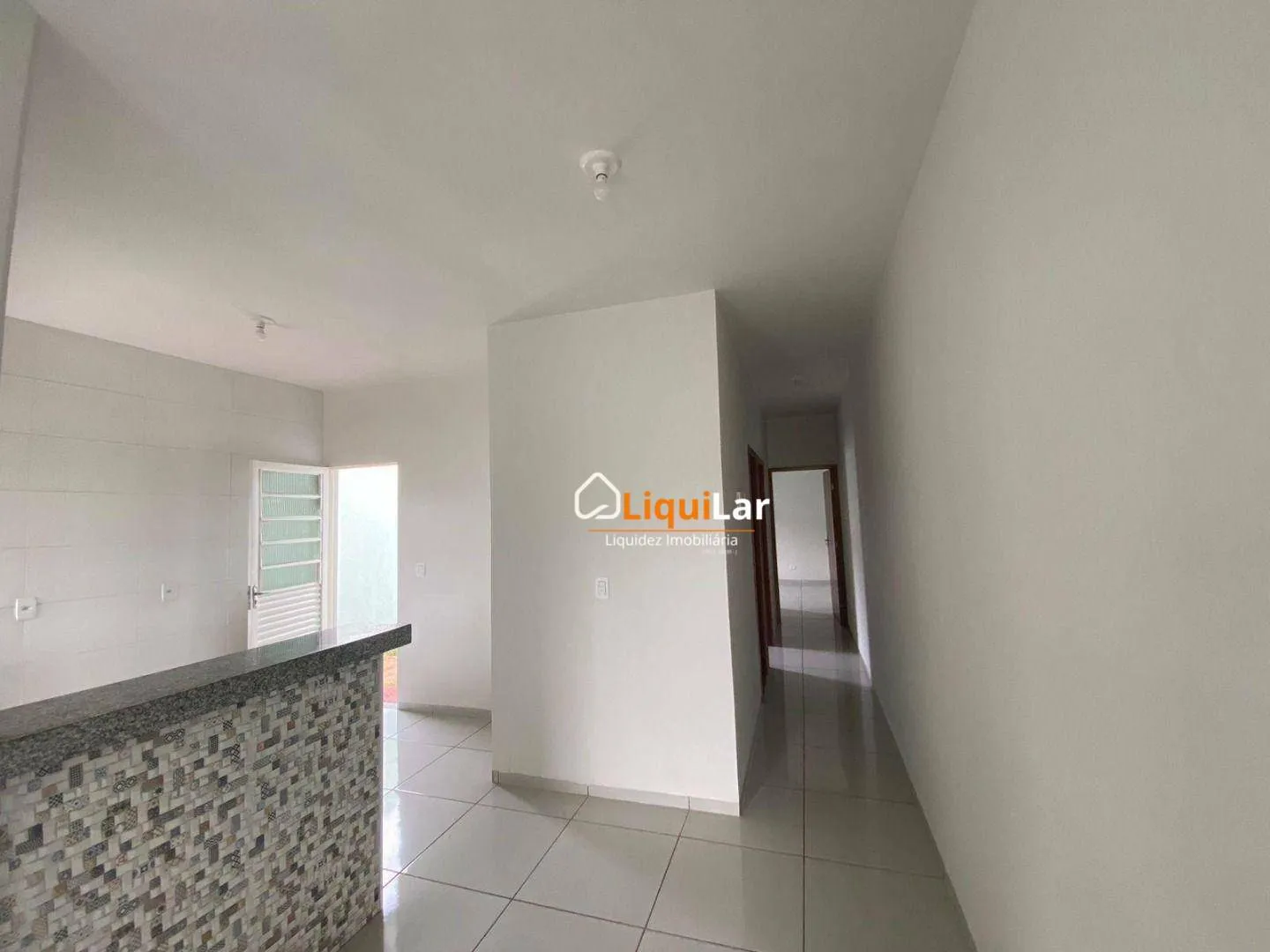 Imagem Casa Usada à Venda no Asfalto com 2 Quartos, Varanda, Amplo Quintal e Possibilidade de Minha Casa Minha Vida