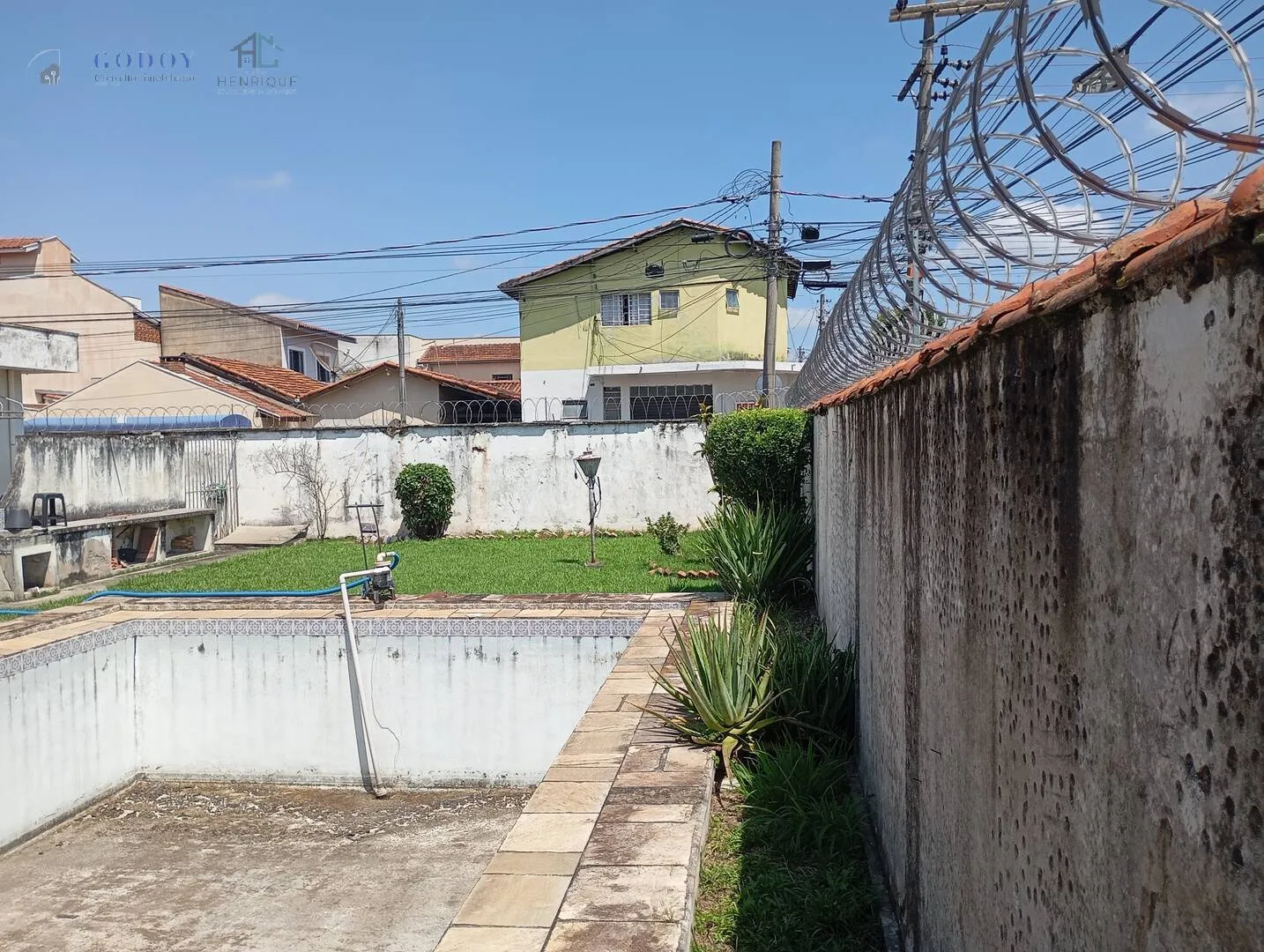 Imagem Grande Oportunidade! Casa Ampla com Piscina e Excelente Localização