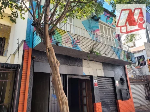 Imagem No bairro Bom Fim, prédio de 2 andares com pátio