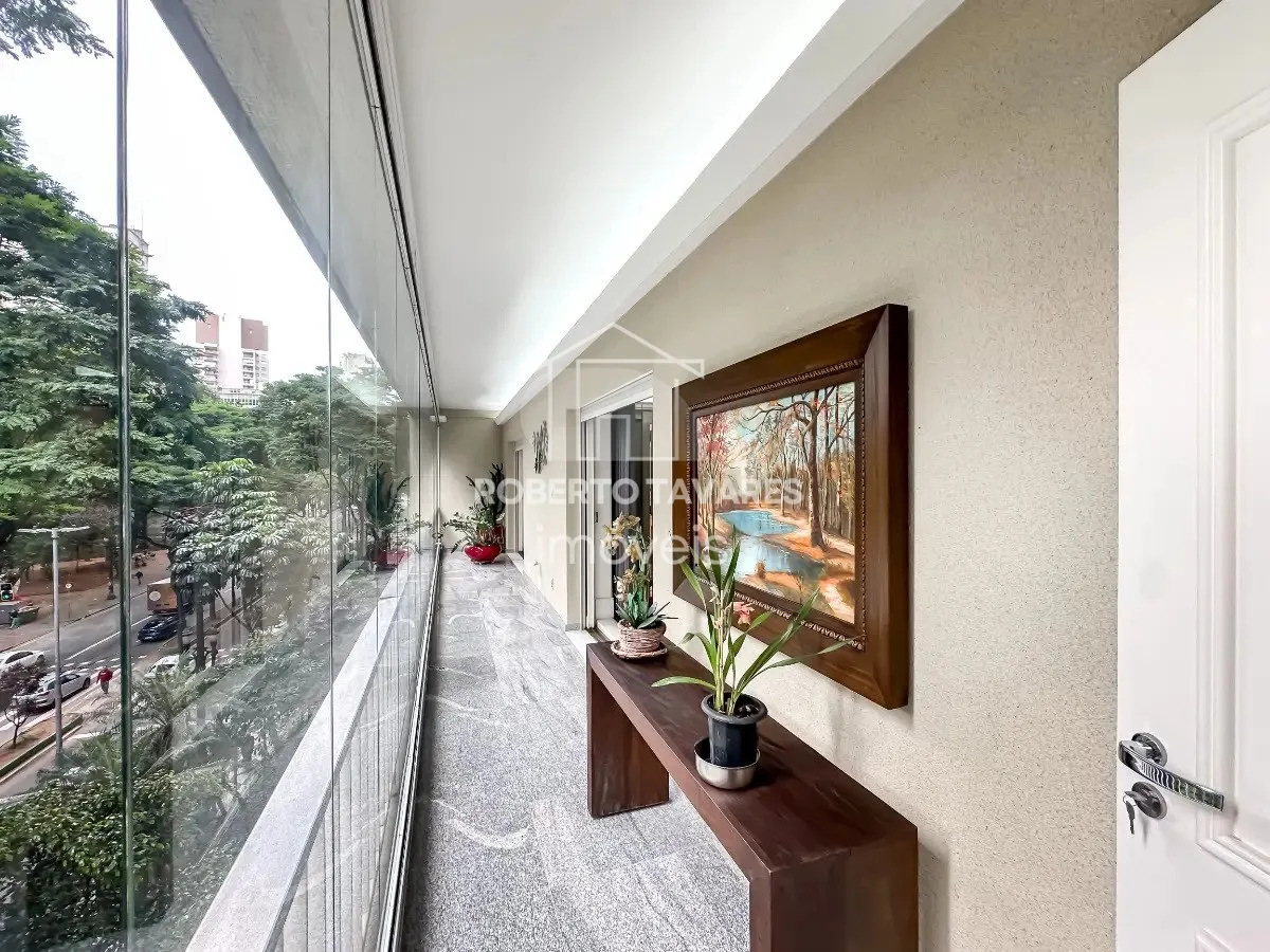 Imagem Apartamento com 392m² área útil - 3 dormitórios (3 suítes) c/ varanda integrada ao living - 1 escritório - 5 banheiros (1 lavabo) - 1 vaga c/ manobrista.