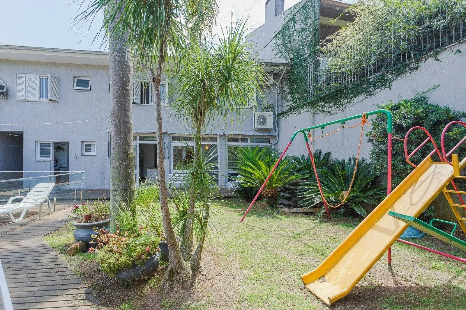 Imagem Casa Imponente com 5 Dormitórios (3 Suítes) no Bairro Chácara das Pedras