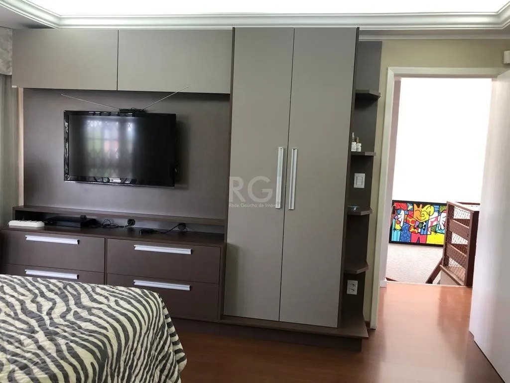 Imagem Casa à venda - 230m², 4 quartos, sendo 2 suítes, churrasqueira, piscina e 03 vagas de garagem