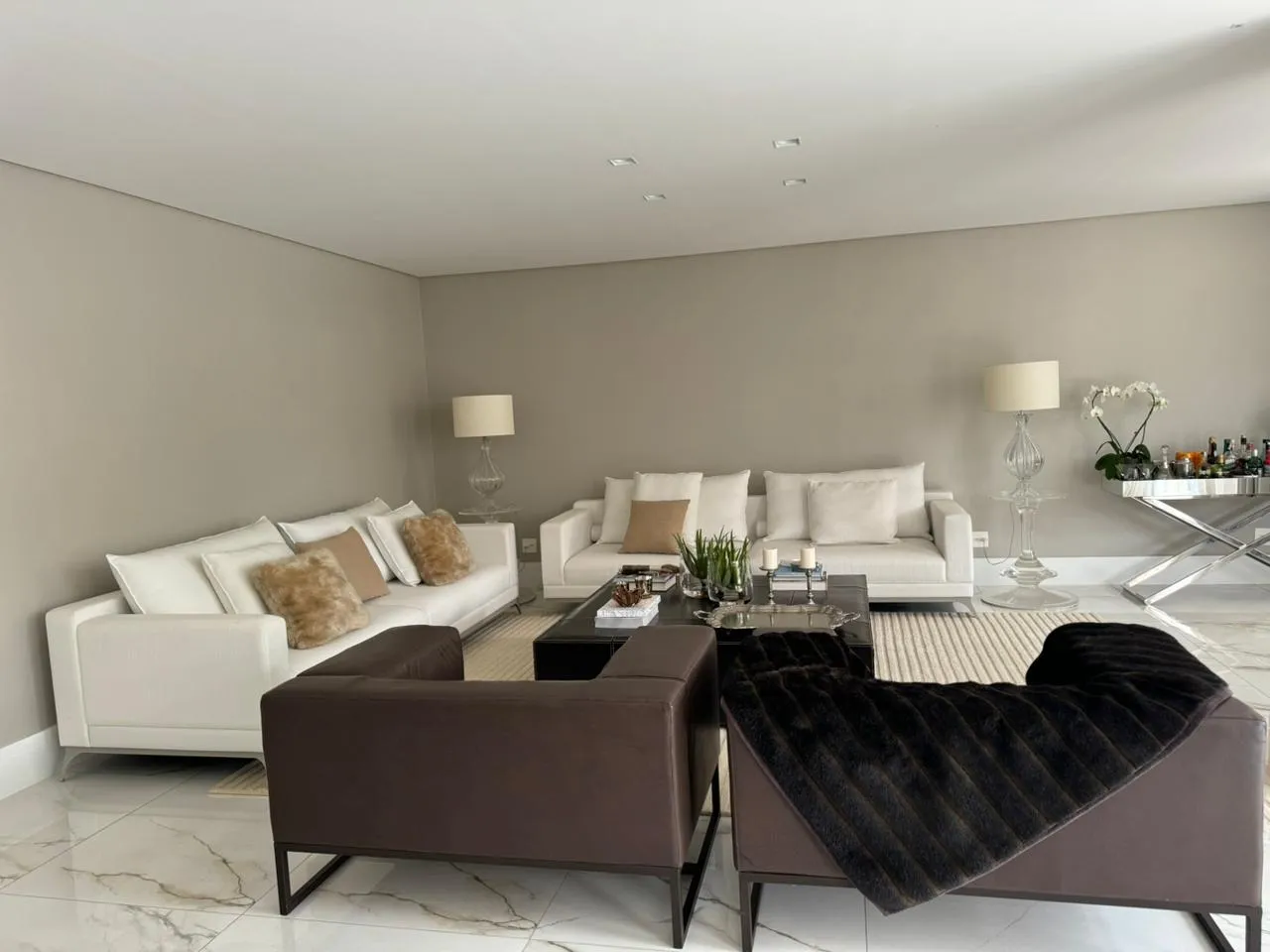 Imagem Casa de alto padrão para locação em Alphaville Residencial Dois, Barueri-SP: 4 quartos, 4 suítes, 3 salas, 4 banheiros, 3 vagas, 520m².