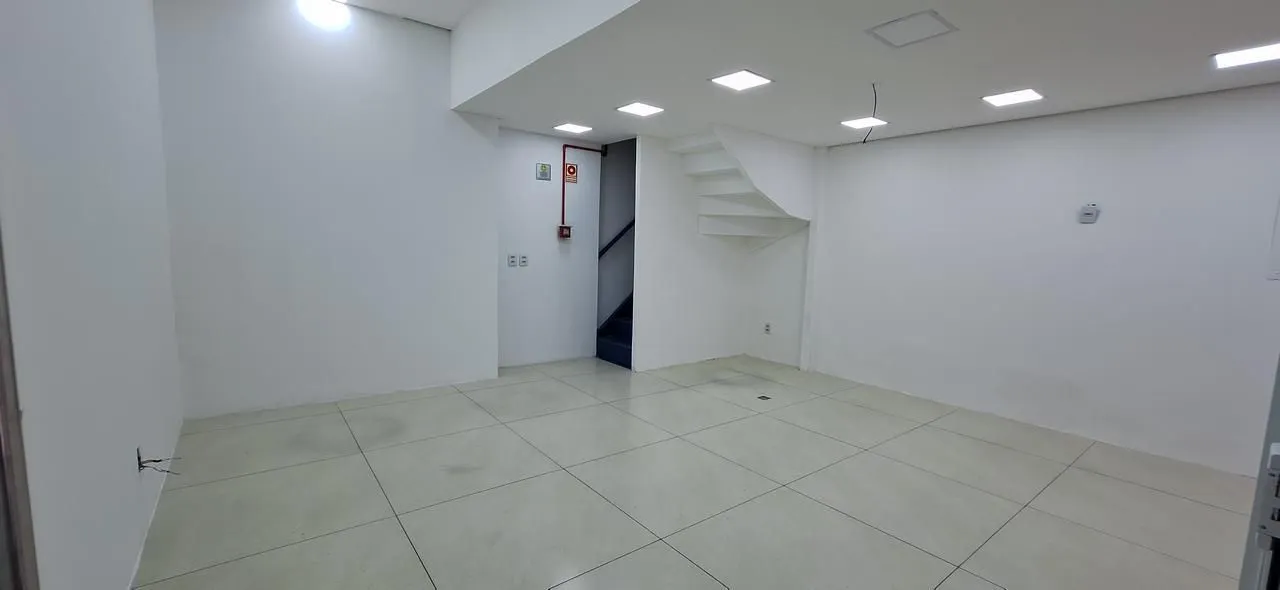 Imagem MÁFFER IMÓVEIS ALUGA - LOJA COMERCIAL NO CENTRO Rua Dr. Flores, 267 | Centro - Porto Alegre/RS