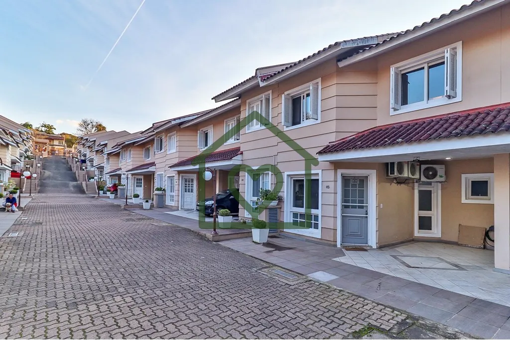 Imagem Casa em condomínio no bairro Nonoai, com 122m² privativos distribuídos em 2 andares. No térreo, ...