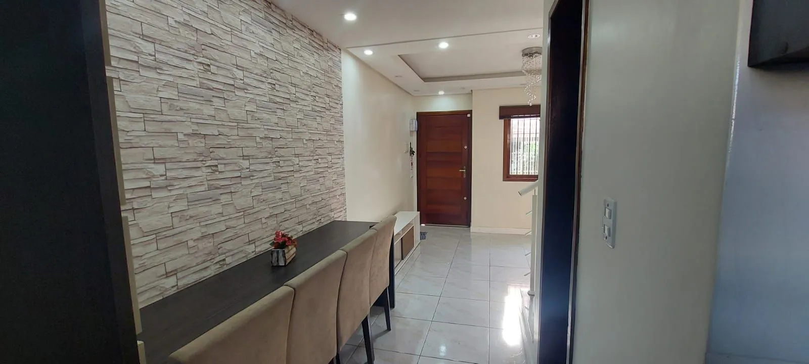 Imagem Boletto Imóveis vende casa em Canoas , 2 dormitórios, 1 banheiro, 1 lavabo, garagem para 2 carros, com móveis fixos em MDF, em fino acabamento.