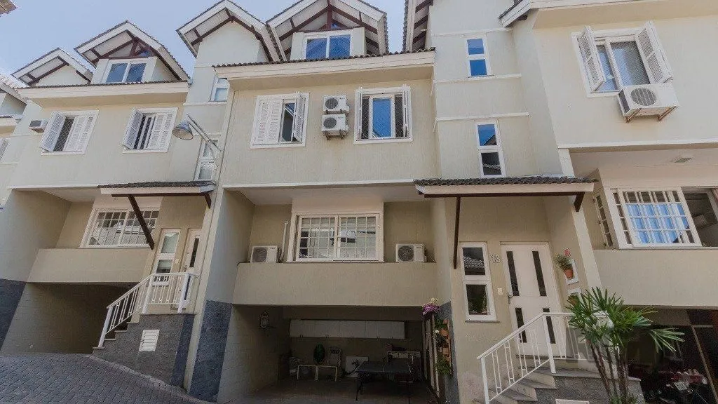 Imagem Excelente casa em condomínio de 249m² com 03 dormitórios e 4 vagas.