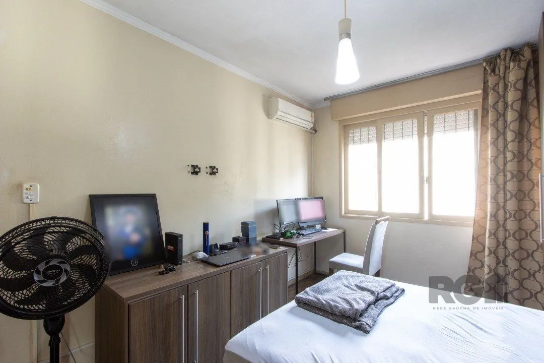 Imagem Apartamento com 70m² de área privativa, possui 3 dormitórios, sala para 2 ambientes, banheiro social, cozinha com móveis planejados e área de serviço.
