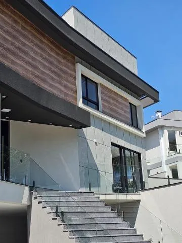 Imagem VENDA DE CASA NO CONDOMÍNIO REAL PARK, EM ARUJÁ/SP, 373m² com 4 suítes amplas, espaço gourmet, piscina e garagem coberta. CONSULTE-NOS.