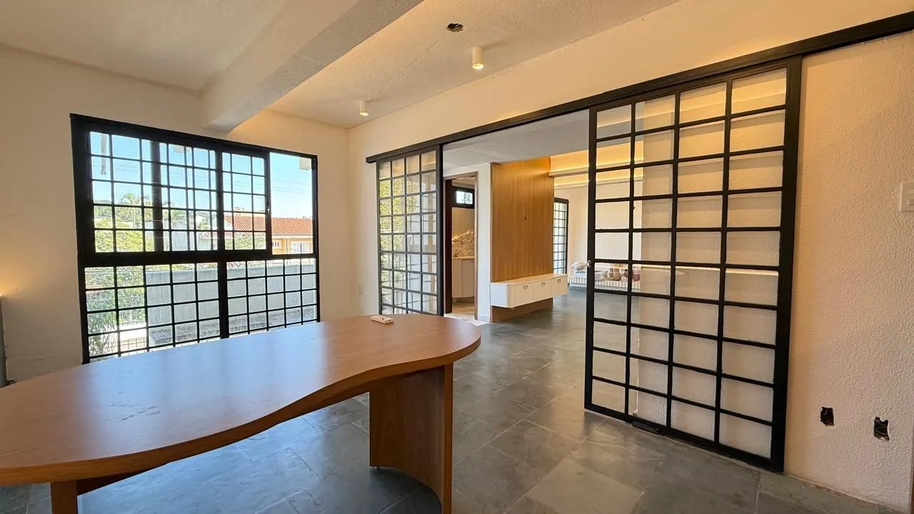 Imagem Casa semi reformada com 4 dormitórios e 4 vagas no Chácara das Pedras próx. Joao Wallig.