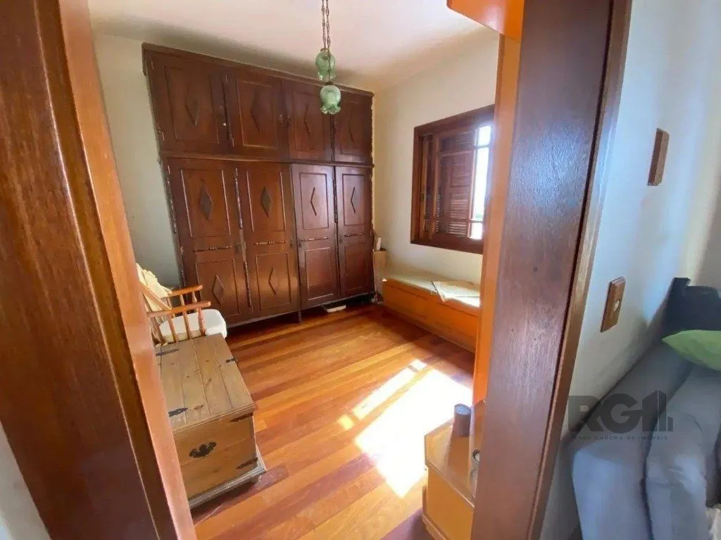 Imagem Casa com 4 dormitórios no bairro nonoai