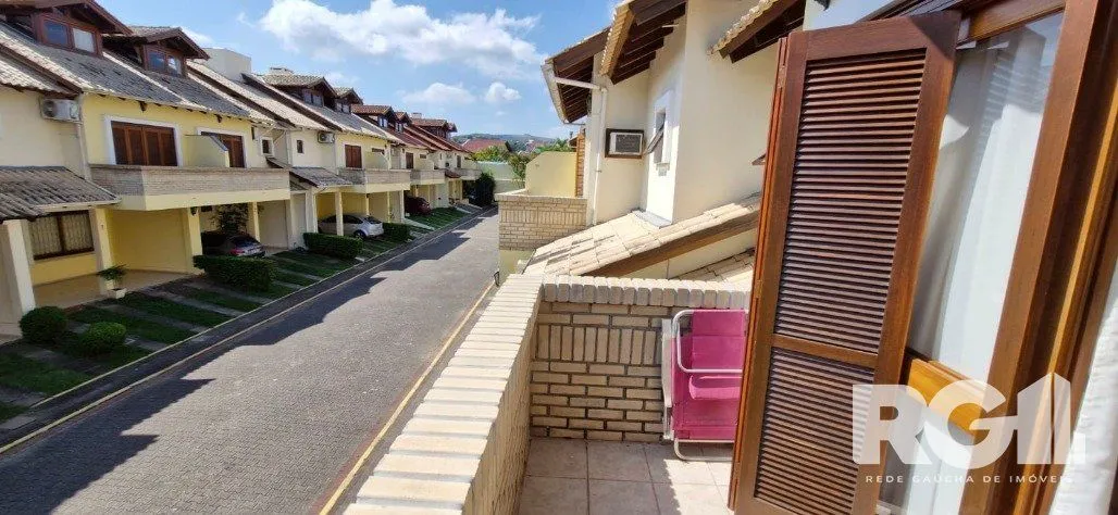 Imagem Sobrado com três dormitórios no Condoínio Residência Jardim Verde Ipanema.