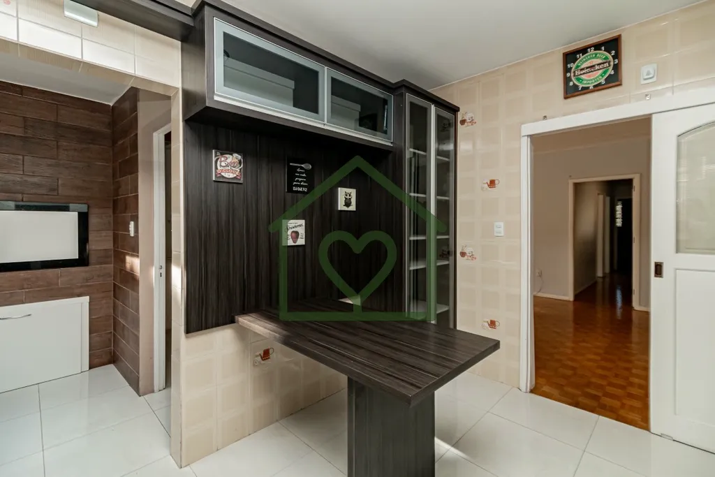 Imagem No bairro Medianeira Amplo e confortável apartamento, reformado, com 3 dormitórios, 1 suíte e 114...