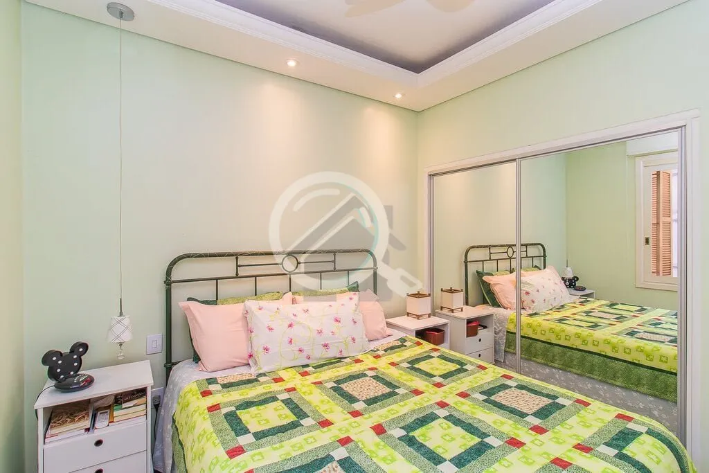 Imagem Amplo apartamento de 3 Dormitórios semi-mobiliado, amplo living com armário, varanda, cozinha indi...