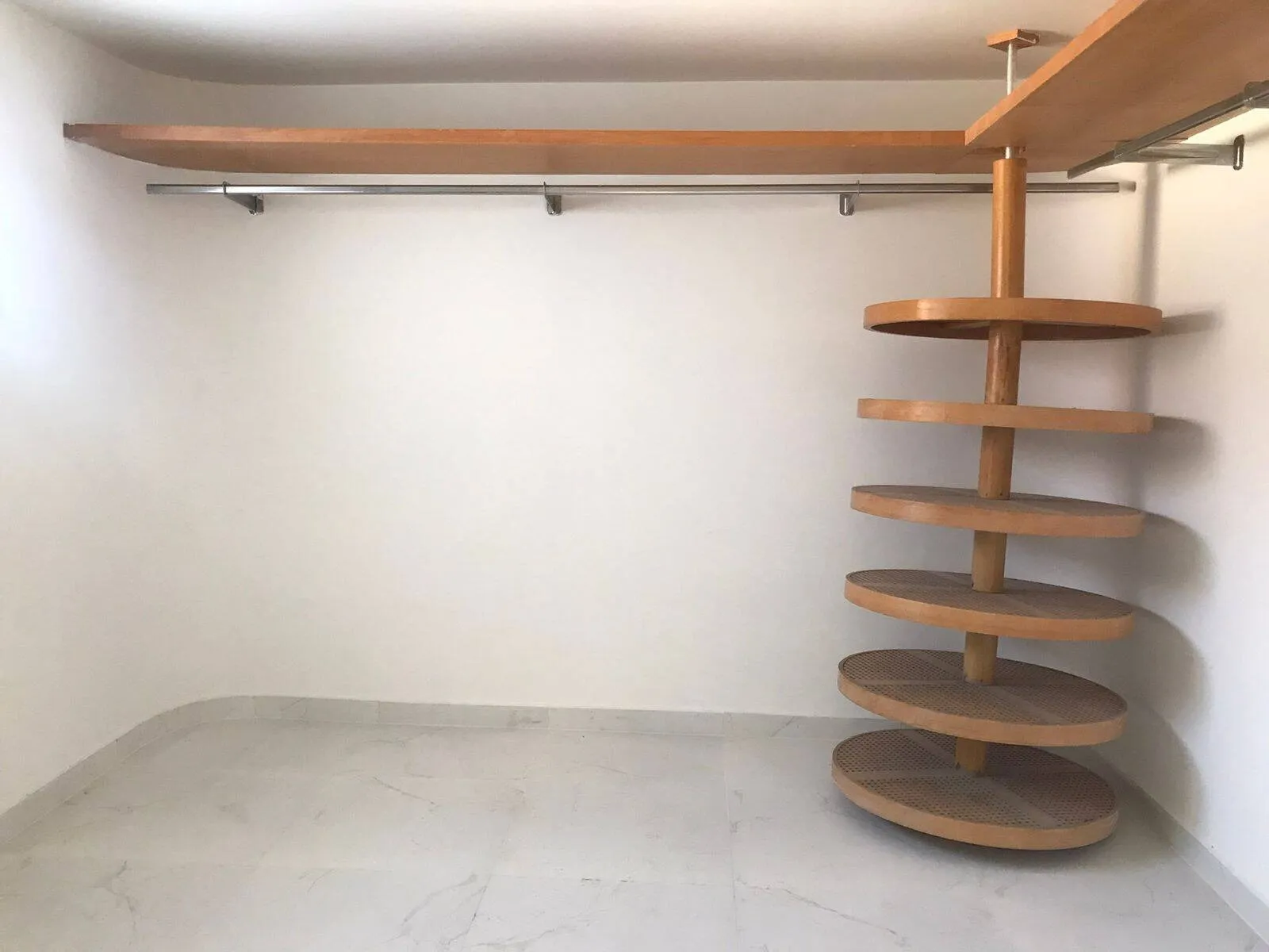 Imagem Casa Arejada em Alphaville Residencial Dois - 4 Quartos, 2 Suítes, Área de Lazer Completa e 4 Vagas