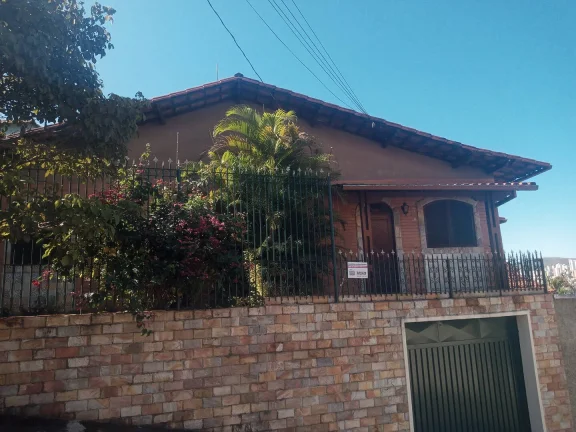 Casa com 4 Quartos e 4 banheiros à Venda, 228 m².