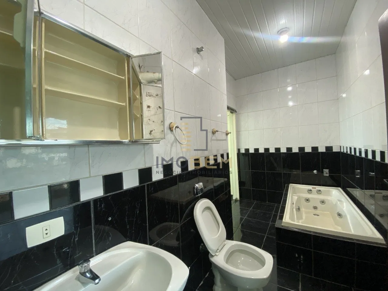 Imagem Excelente espaço de coworking disponível para alugar no Setor Comercial de Sinop. 

Com uma área ...