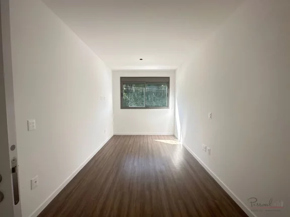 Imagem Apartamento de 2 dormitórios sendo 1 suíte, 1 garagem. Sala de estar e jantar; Sacada com churrasq...