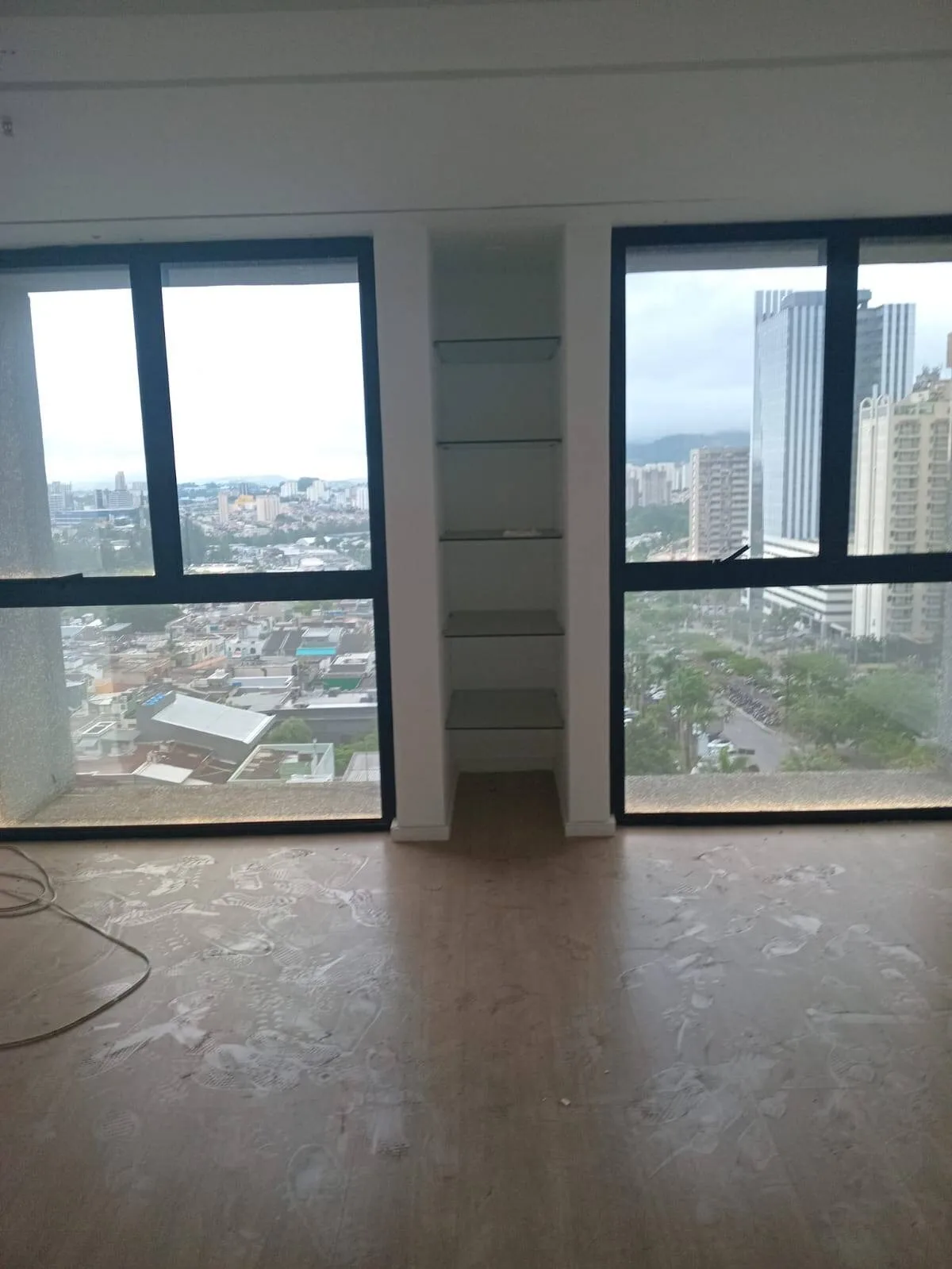 Imagem Ampla Sala Comercial de 200m² no Centro de Alphaville ? Edifício Alameda Madeira