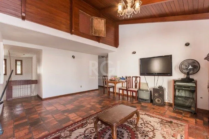 Imagem Casa para Venda - 247m², 4 dormitórios, sendo 1 suites, 5 vagas - Glória