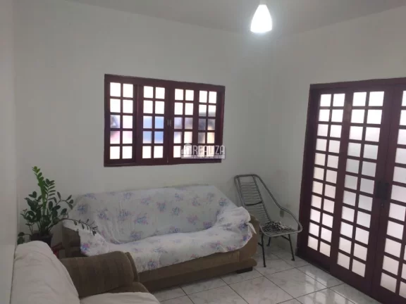 Imagem Casa à venda no bairro Conjunto Costa Telles I, Uberaba - 3 quartos e 4 vagas de garagem!
