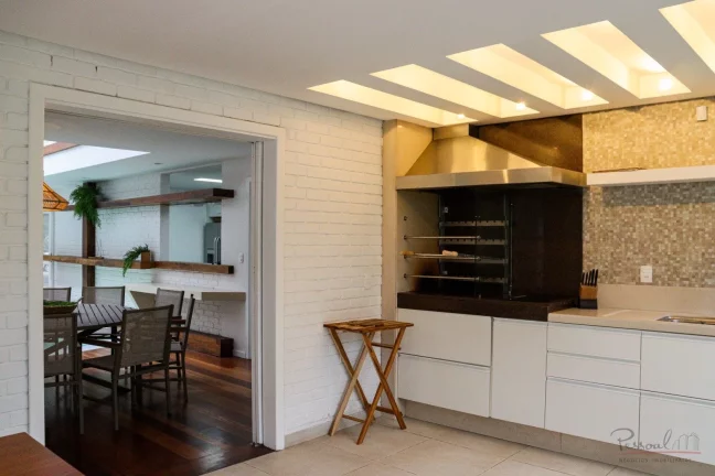 Imagem Casa reformada, mobiliada e decorada na Av Buzios em Jurere Internacional. Localizada em frente ao H...