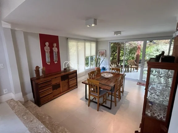 Imagem Lindíssimo sobrado, meio do condomínio.
Casa totalmente atualizada, bom gosto e requinte!

Documen...