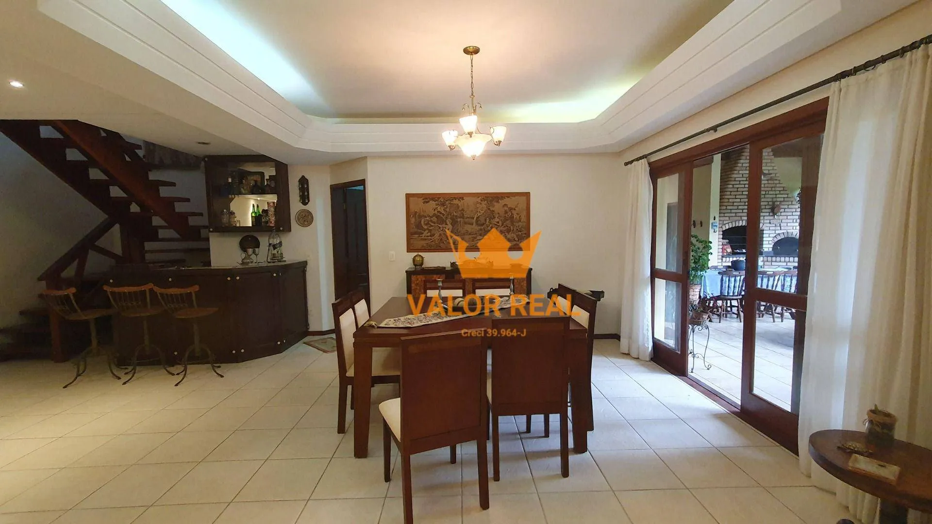 Imagem Casa em Condomínio de Alto Padrão, Venda ou Locação: AT 720 m2 e AC 390 m2, 4 suites, 4 vagas, piscina.