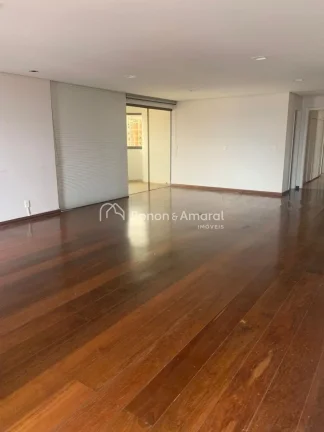 Imagem Apartamento espaçoso com 198m² em andar alto, muito bem iluminado pelo sol da manhã. Possui livin...