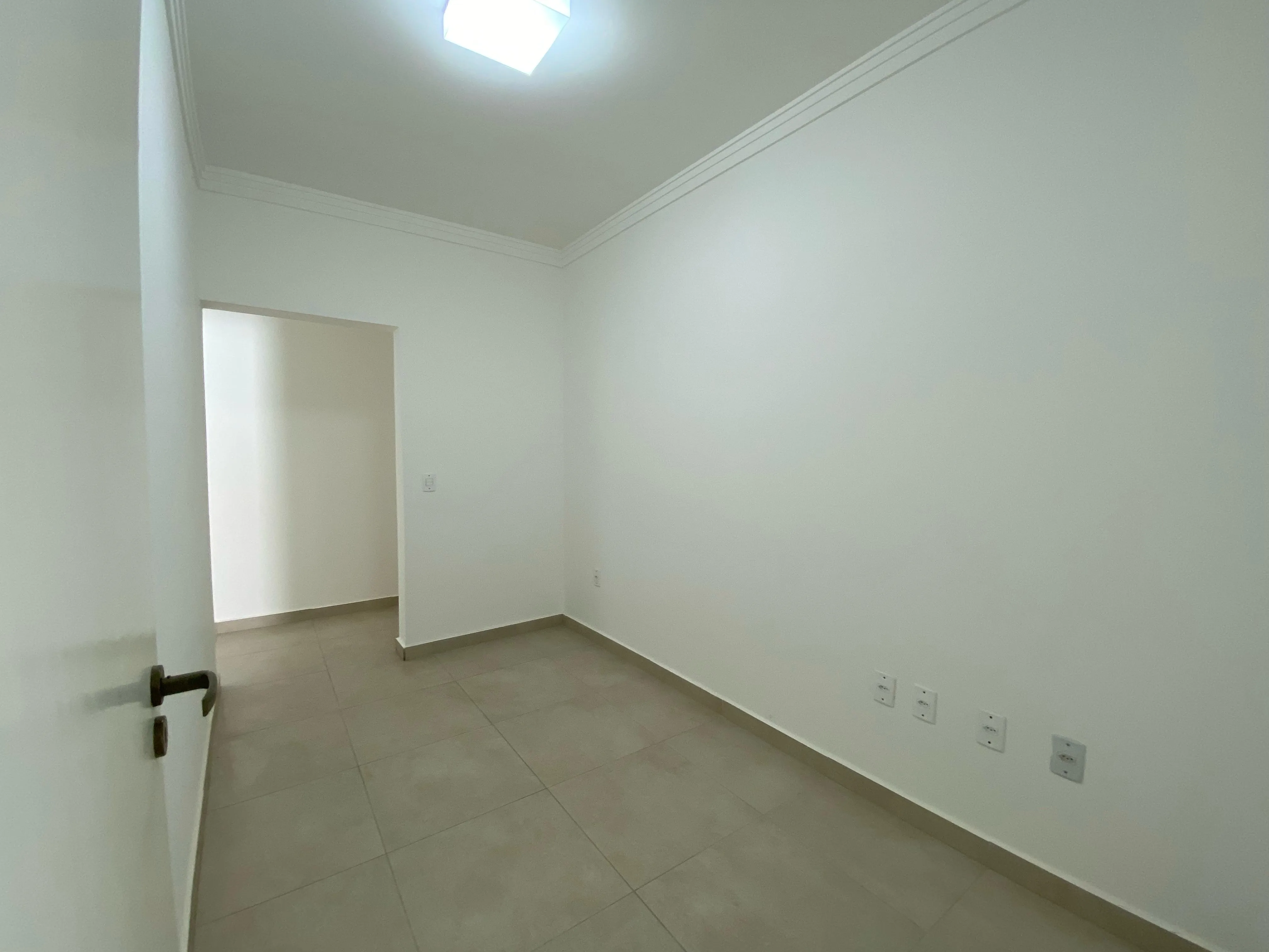 Imagem Casa no Condomínio Portal do Sabiá - 380m² de Área Construída, 3 Suítes e Piscina
