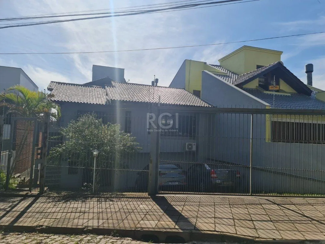 Imagem Casa para Venda - 464m², 5 dormitórios, sendo 4 suites, 4 vagas - Nonoai