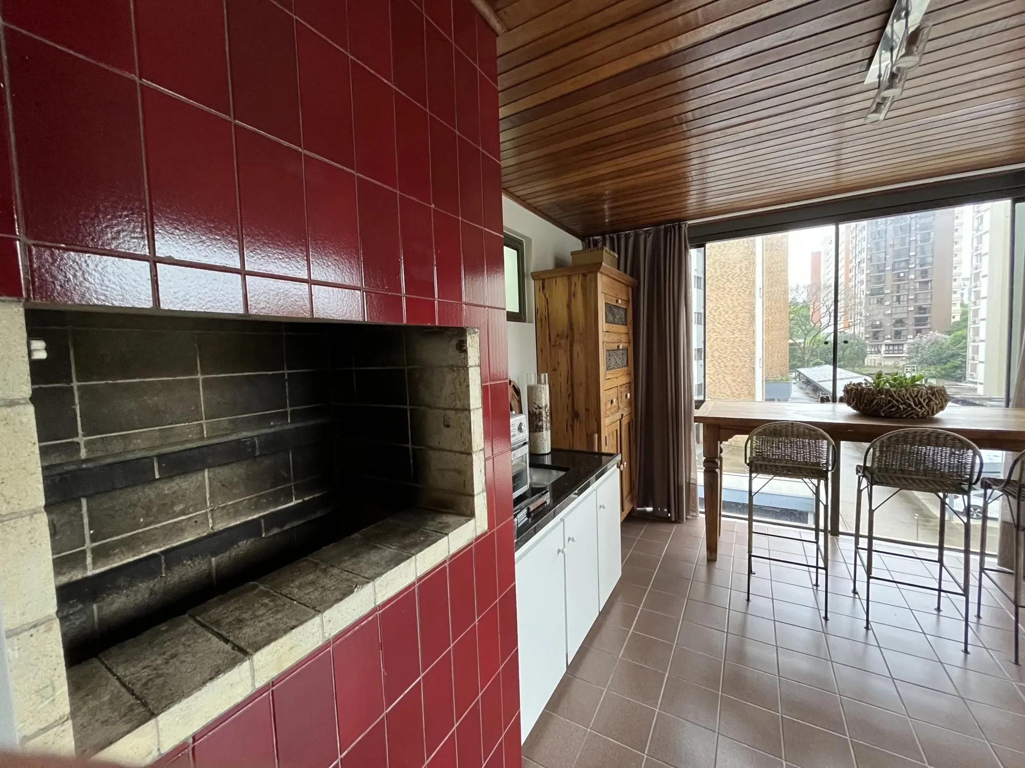 Imagem Apartamento de 2 quartos, suíte, churrasqueira, lareira e garagem Bela Vista POA