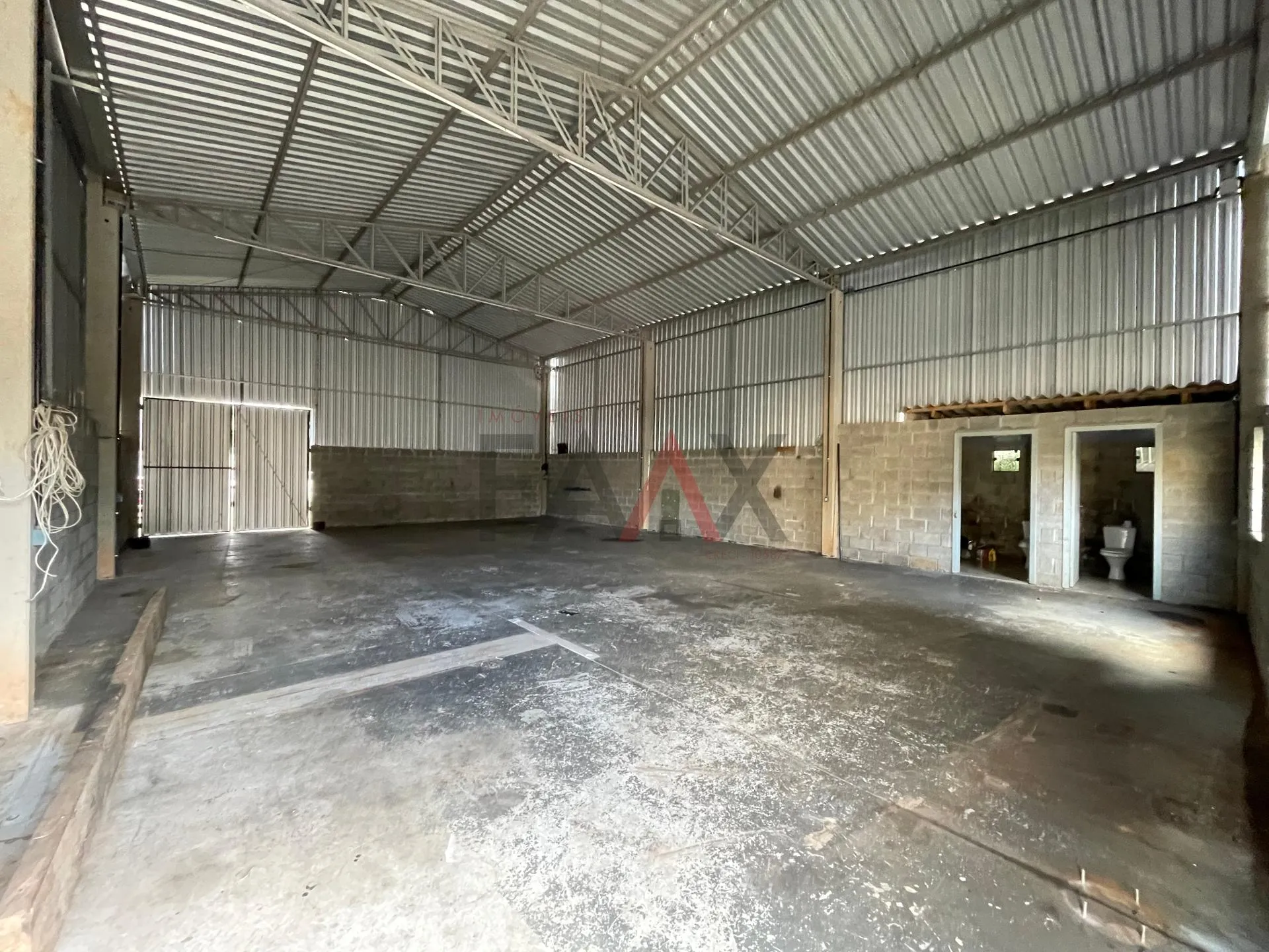 Imagem Barracão Comercial para Locação em Bonsucesso com 150m .