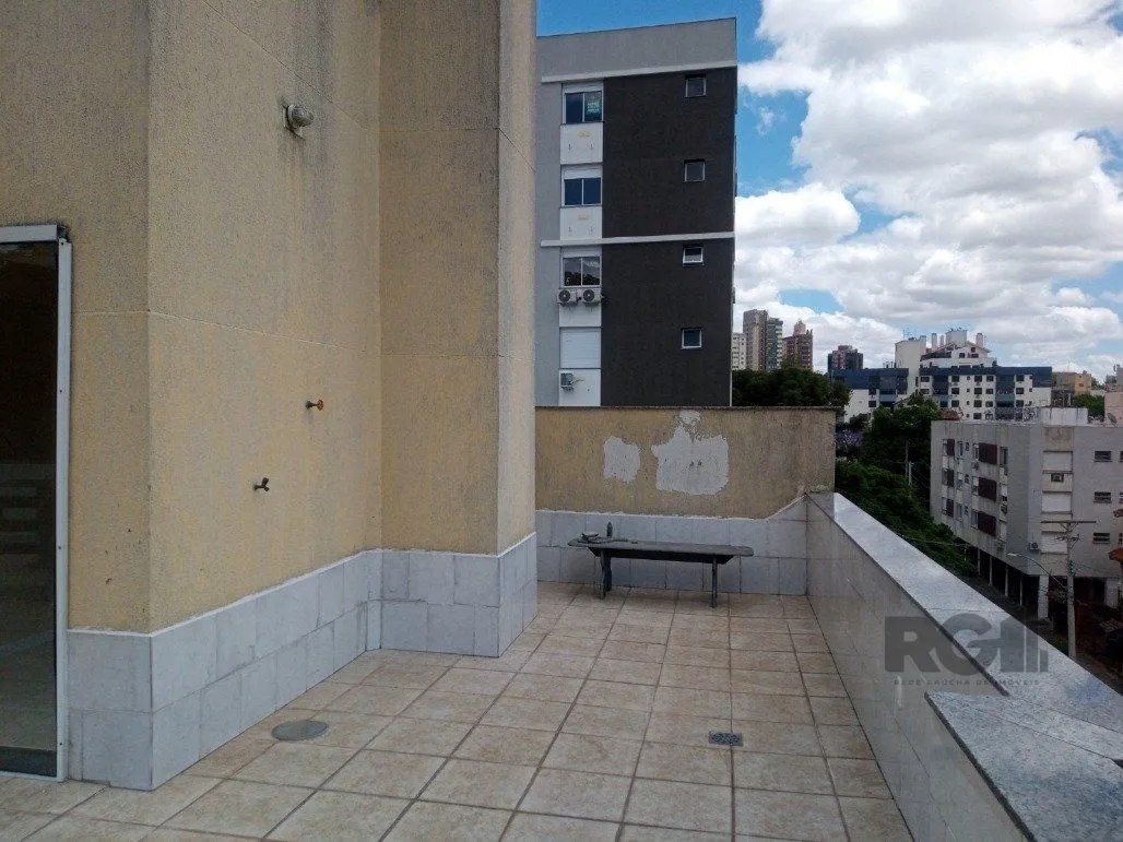 Imagem Vende prédio com 3 apartamentos, 9 dormitórios, 3 suíte, 3 salas amplas com churrasqueira, box 8 vaga coberta, 479 m² por R$ 2.150.000,00- São João - Porto Alegre/RS