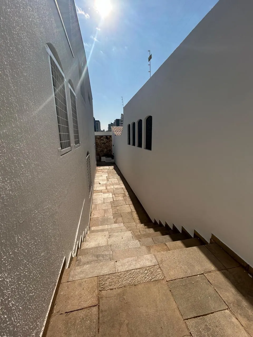 Imagem Residência Espaçosa e Moderna no Jardim Vergueiro: Três Quartos, Suíte e Ampla Área Externa