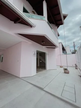 Imagem Casa com 3 dormitórios à venda no bairro Nações de Balneário Camboriú/SC