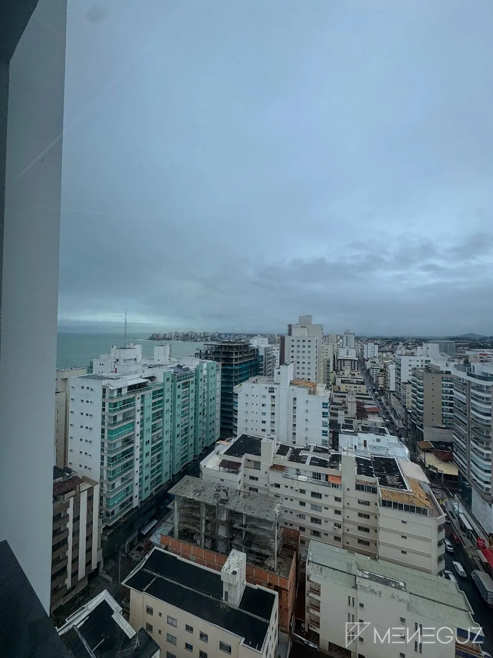 Imagem Apartamento mobiliado de 3 quartos na Avenida Praiana - andar alto, vista para as montanhas e vista discreta para o mar!